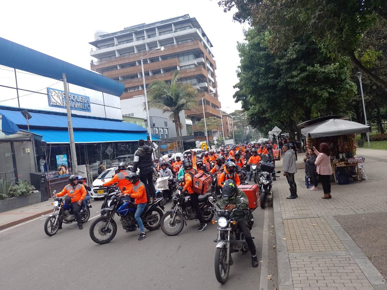 Domiciliarios de Rappi protestan en contra de la reforma laboral del Gobierno del presidente Petro.