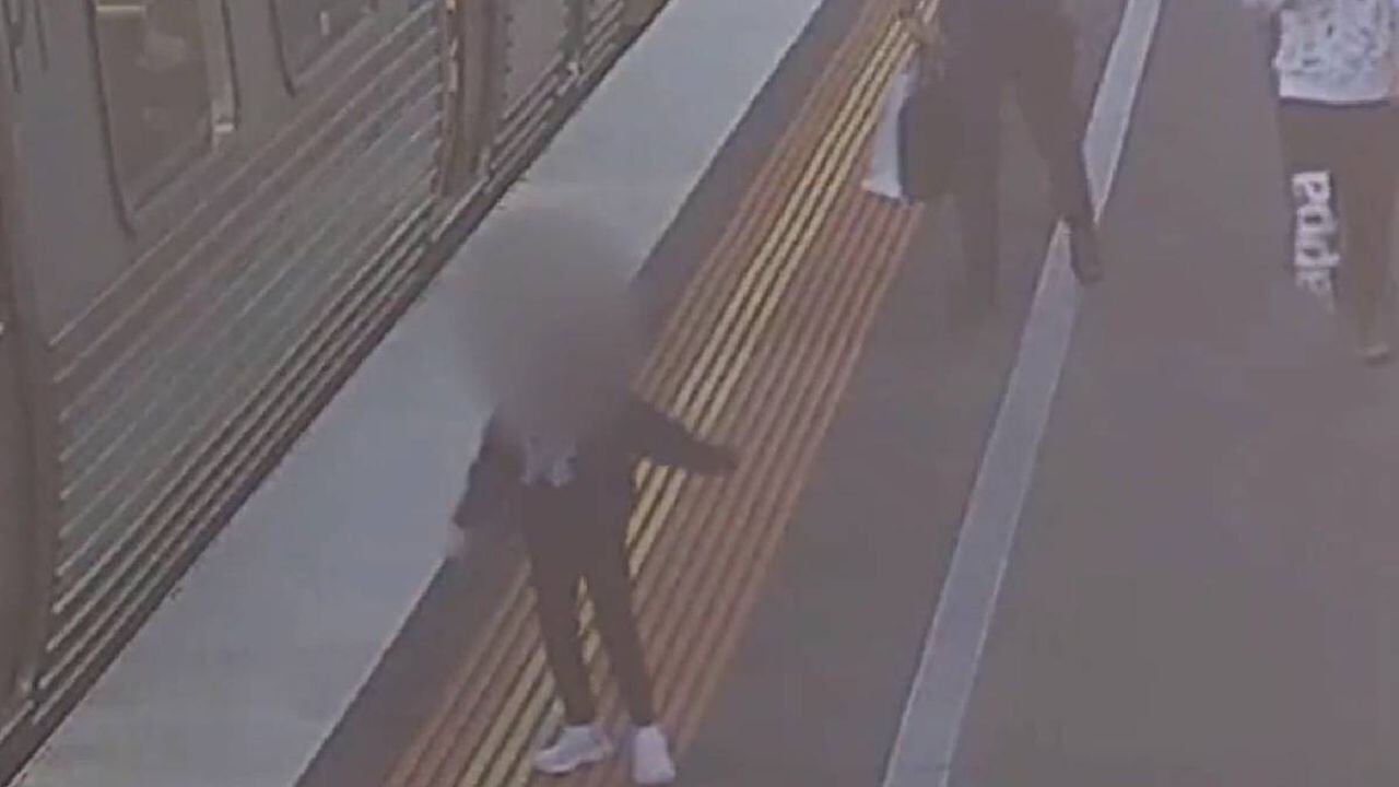 Video de angustioso momento en que niña salta fuera de tren en Melbourne, y no logra regresar con su madre.