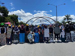 Marcha 20 de julio en Medellín. Primera línea en el sector de Punto Cero.