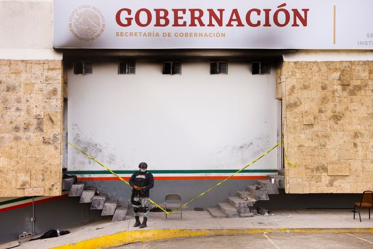 Un miembro de la Guardia Nacional de México hace guardia en el edificio del Instituto Nacional de Migración (INM), luego de que estallara un incendio el lunes por la noche en un centro de detención de migrantes, en Ciudad Juárez, México