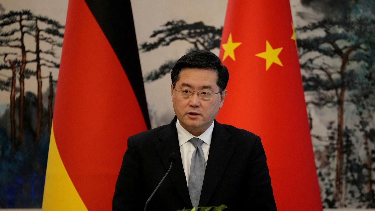 El Ministro de Relaciones Exteriores de China, Qin Gang, habla durante una conferencia de prensa conjunta con la Ministra de Relaciones Exteriores de Alemania