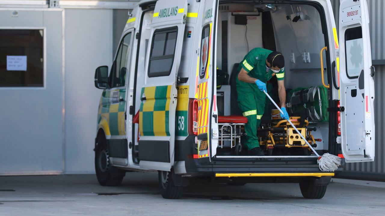 Un paramédico limpia una ambulancia después de dejar a un paciente de COVID en el Brackengate Hospital of Hope, en Ciudad del Cabo, Sudáfrica. (AP Photo / Nardus Engelbrecht)
