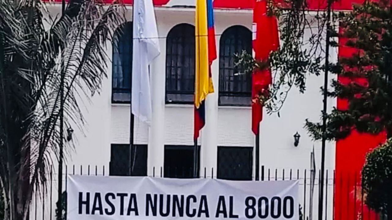 Valla que se instaló en la sede del Partido Liberal en Bogotá.