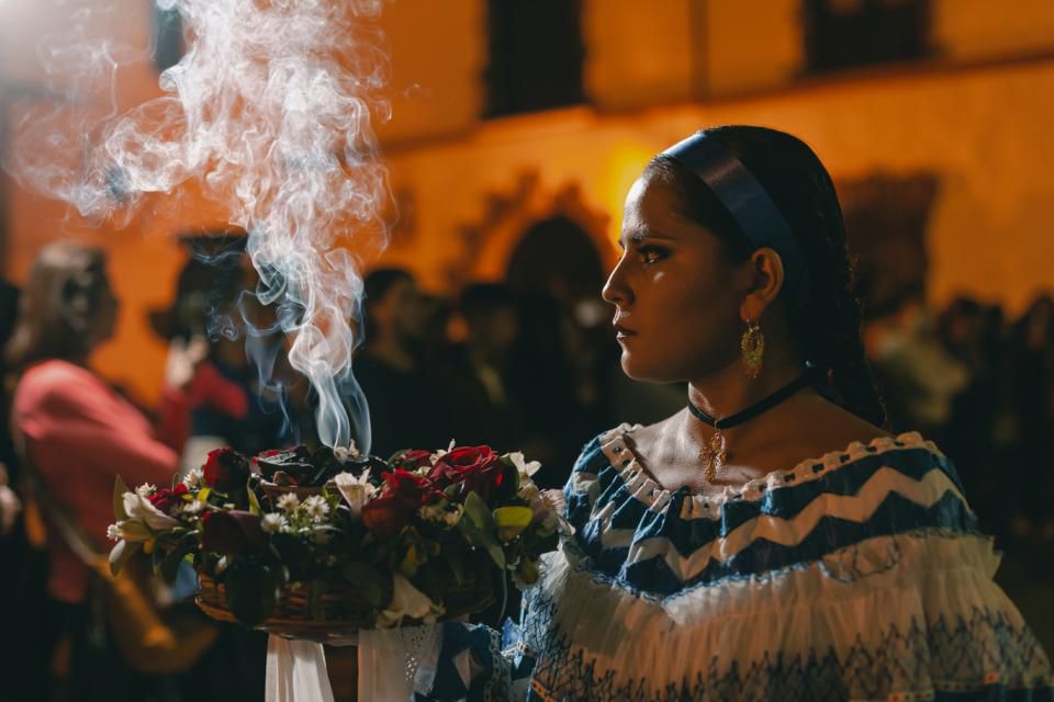 Sahumera durante una procesión de Semana Santa en Popayán.
