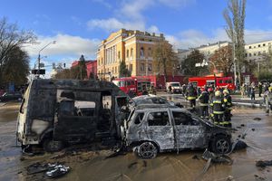Rescatistas revisan la escena de un ataque ruso en Kiev, Ucrania, el lunes 10 de octubre de 2022. (AP Foto/Adam Schreck)