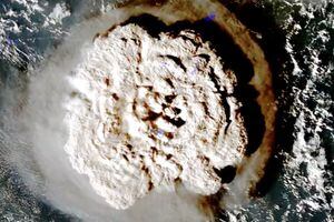Una columna se eleva sobre Tonga después de que el volcán submarino Hunga Tonga-Hunga Ha'apai entrara en erupción en esta imagen satelital tomada por Himawari-8, un satélite meteorológico japonés operado por la Agencia Meteorológica de Japón el 15 de enero de 2022, en esta captura de pantalla obtenida de una red social vídeo multimedia. Foto NOAA/SSEC/CIMSS vía REUTERS