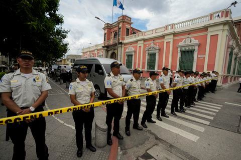 Un cordón de agentes policiales hace guardia durante una redada de la Fiscalía General del Tribunal Supremo Electoral, en la Ciudad de Guatemala, el viernes 29 de septiembre de 2023.