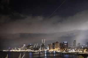 Se ven explosiones en los cielos de la capital, tras el ataque de Irán en Tel Aviv, Israel, el 14 de abril de 2024.