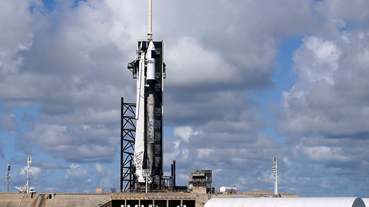 Un cohete Falcon 9 de SpaceX reposa en la plataforma 39A del Centro Espacial Kennedy, en Cabo Cañaveral, Florida, el miércoles 15 de septiembre de 2021. (AP Foto/Chris O'Meara)