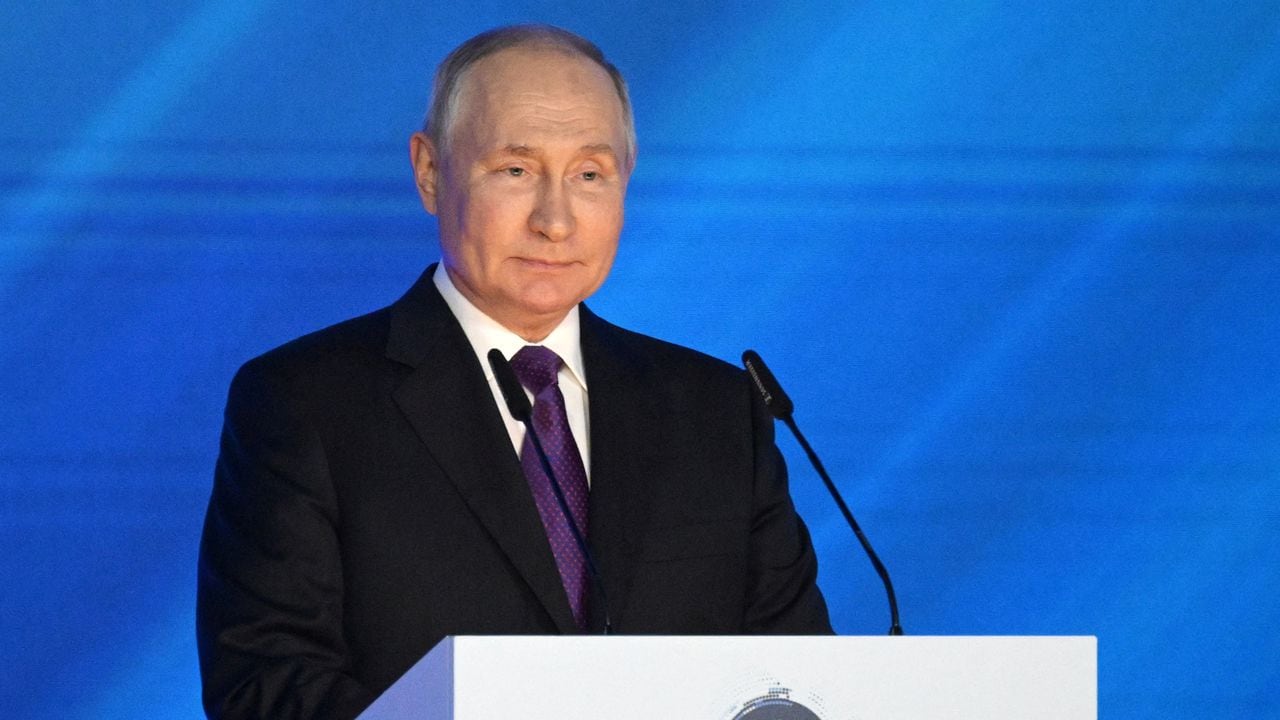 El presidente ruso Vladimir Putin pronuncia un discurso durante la inauguración de la conferencia parlamentaria internacional Rusia-América Latina en el Salón del Pilar de la Cámara de los Sindicatos en Moscú, Rusia, el 29 de septiembre de 2023.