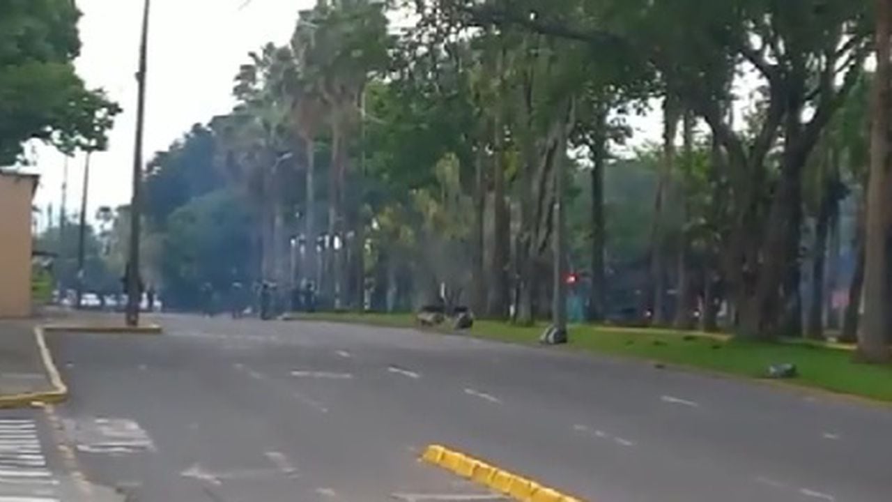 A través de redes sociales se ha hecho viral las imágenes y videos de los enfrentamientos en cercanías de la Universidad del Valle.