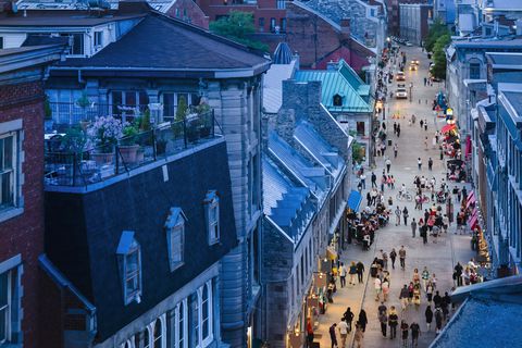 Rue Saint-Paul es una calle en la zona histórica del Viejo Montreal, en Quebec (Canadá)