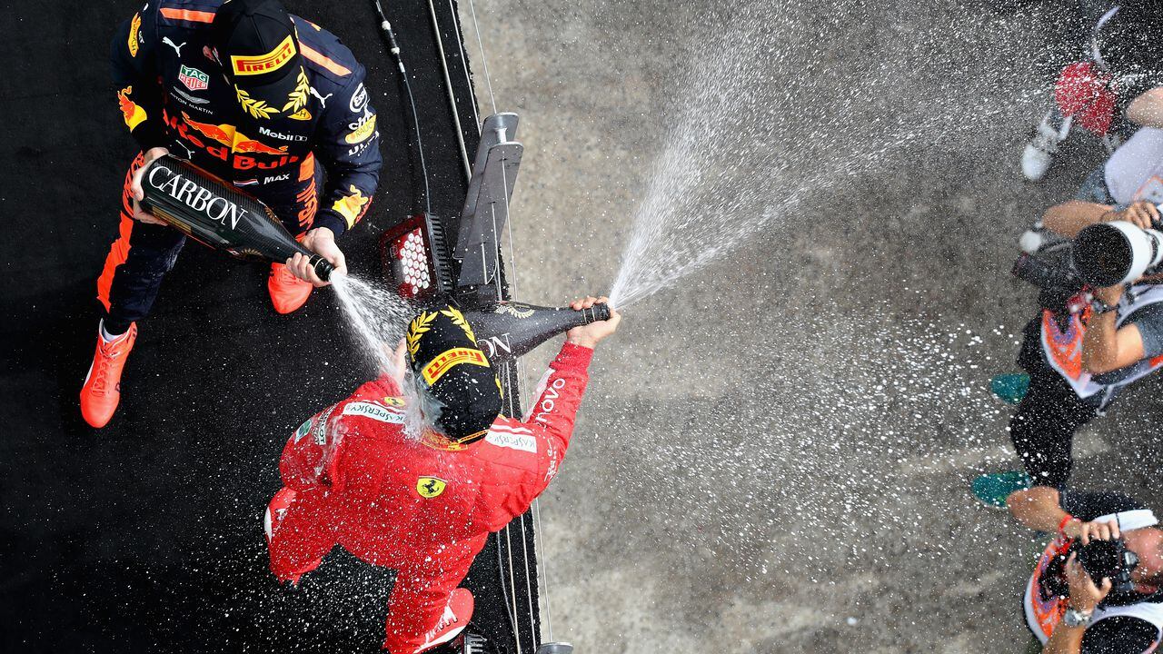 MONTREAL, QC - 10 DE JUNIO: El ganador de la carrera Sebastian Vettel de Alemania y Ferrari y el tercer clasificado Max Verstappen de Holanda y Red Bull Racing celebran en el podio durante el Gran Premio de Fórmula Uno de Canadá en el circuito Gilles Villeneuve el 10 de junio de 2018 en Montreal. Canadá. (Foto de Mark Thompson/Getty Images)