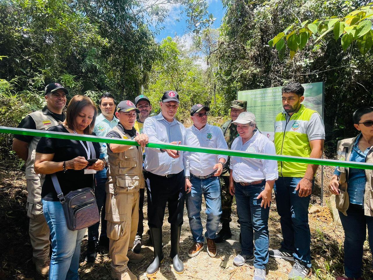 En cabeza de su embajador, Gali Dagan, inauguró el "Bosque de la Reconciliación y la Paz", en memoria de las víctimas de las minas antipersonal. Este proyecto que inició en el año 2021 simboliza un mensaje de paz y prosperidad para un país amigo como Colombia.