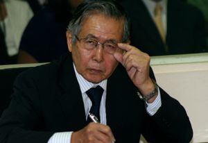 El expresidente de Perú Alberto Fujimori fue sancionado y multado con US$71,4 millones por utilizar fondos que eran para las fuerzas armadas para sobornar periódicos populares durante su Gobierno.