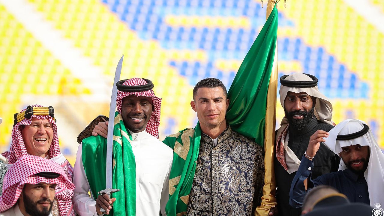 Cristiano Ronaldo luciendo una prenda representativa de Arabia Saudita.