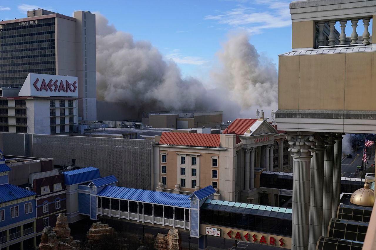 Implosión de un casino del antiguo casino Trump Plaza.