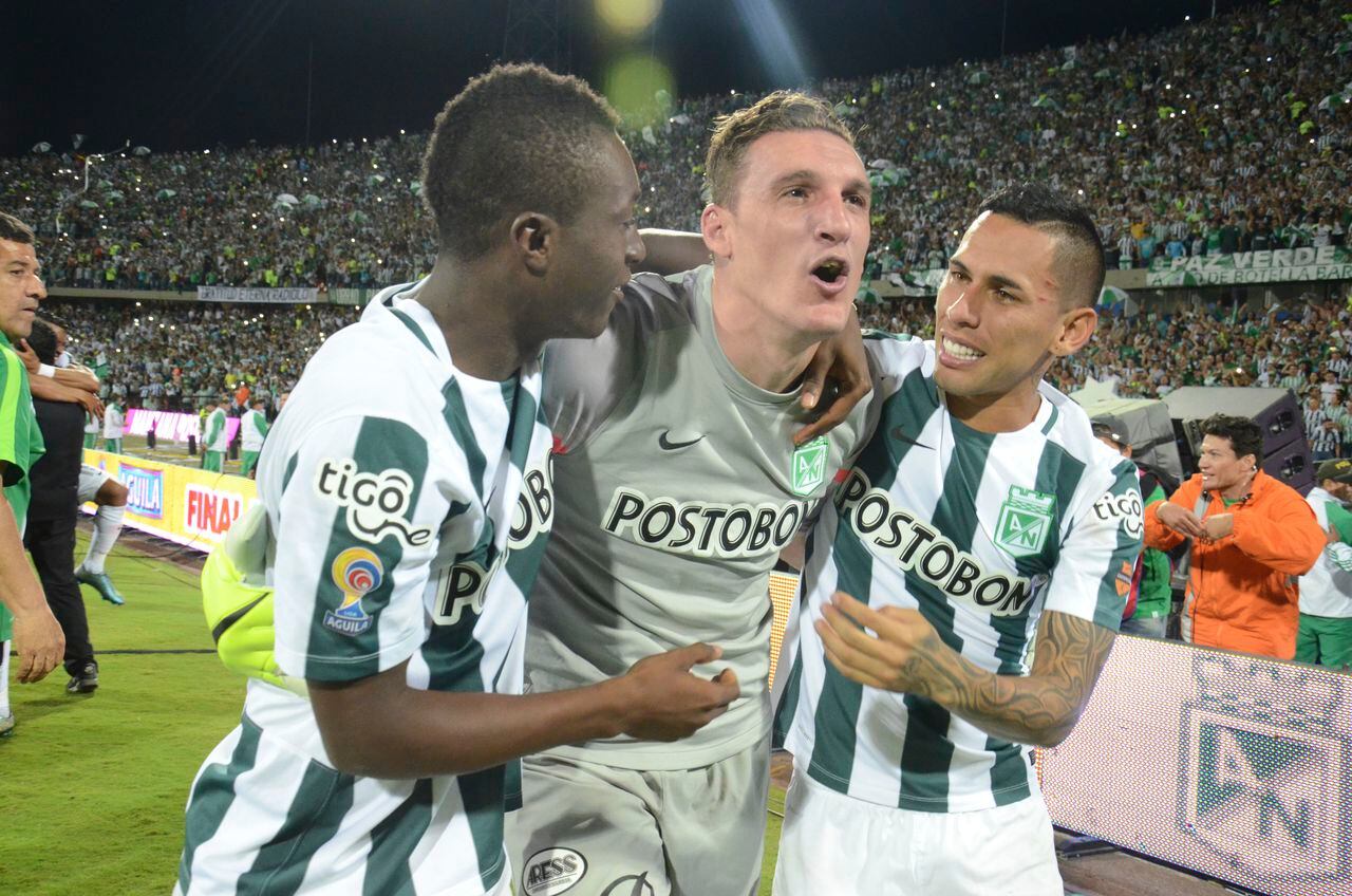 MEDELLIN, COLOMBIA - DECEMBER 20: Marlos Moreno, Franco Armani and Gilberto García celebrate after winning a second leg final match between Atletico Nacional and Atletico Junior as part of Liga Aguila II 2015 at Atanasio Girardot Stadium on December 20, 2015 in Medellin, Colombia. (Photo by Marcos Ruiz/LatinContent via Getty Images)