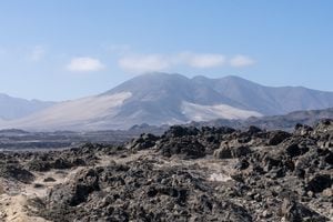 Formaciones rocosas volcánicas junto a la Carretera Panamericana a lo largo de la costa del Pacífico en el desierto de Atacama de Chile.
