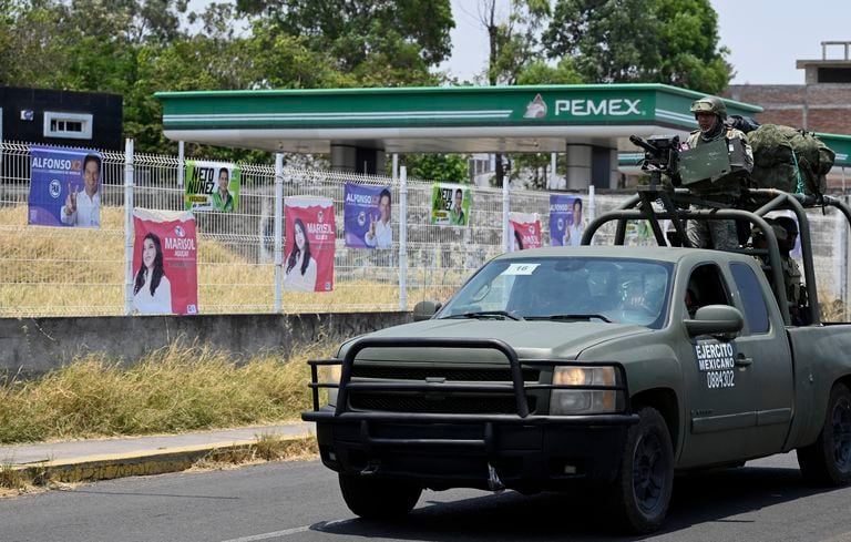 Soldados del Ejército Mexicano patrullan afuera de una gasolinera en las calles de Morelia, estado de Michoacán, México, el 15 de mayo de 2024. (Foto de ALFREDO ESTRELLA/AFP)