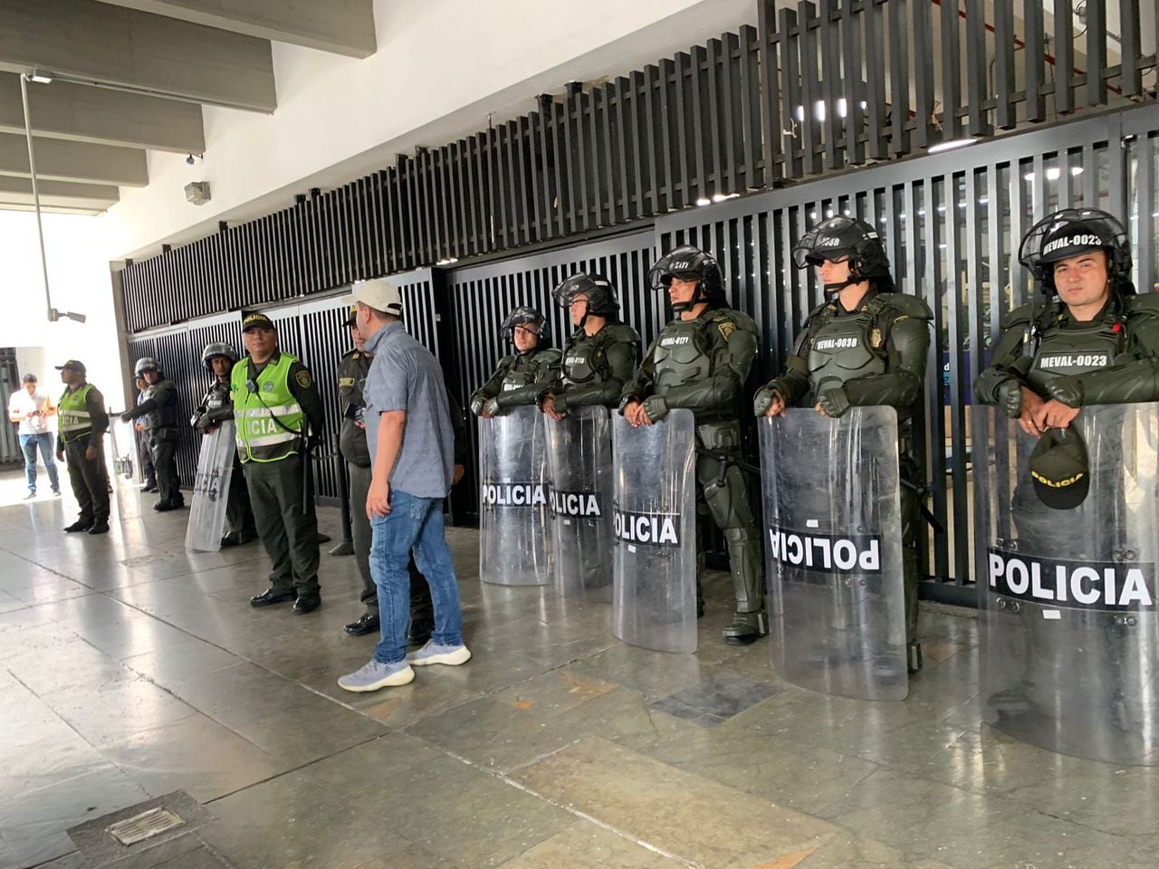 El alcalde de Medellín, Daniel Quintero Calle, denuncia presuntas agresiones