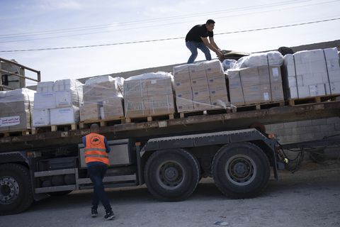 Camiones con ayuda humanitaria para la Franja de Gaza ingresan al territorio desde Egipto, en Rafah, el sábado 21 de octubre de 2023. (AP Foto/Fatima Shbair)