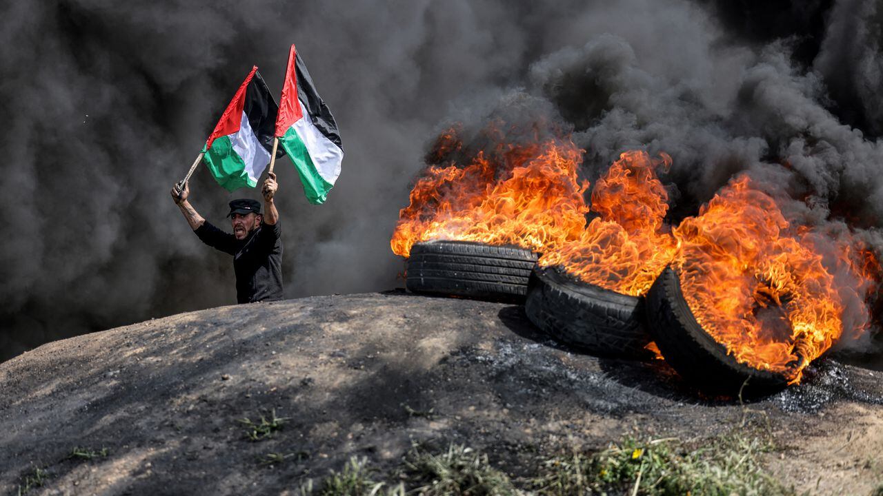 Según testigos en la Franja de Gaza, se lanzaron dos cohetes desde el norte de ese enclave palestino hacia suelo israelí. (Photo by Mahmud HAMS / AFP)