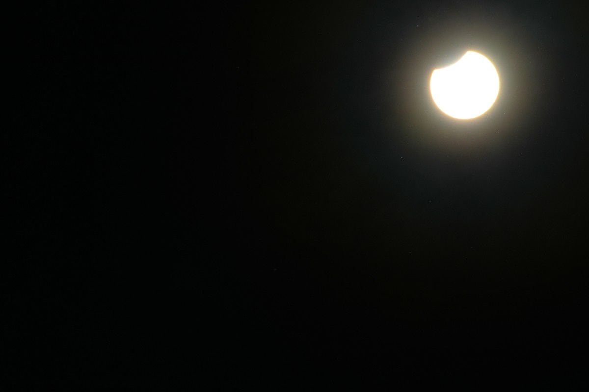 Imagen del eclipse parcial de sol que se observó en el hemisferio norte este jueves.