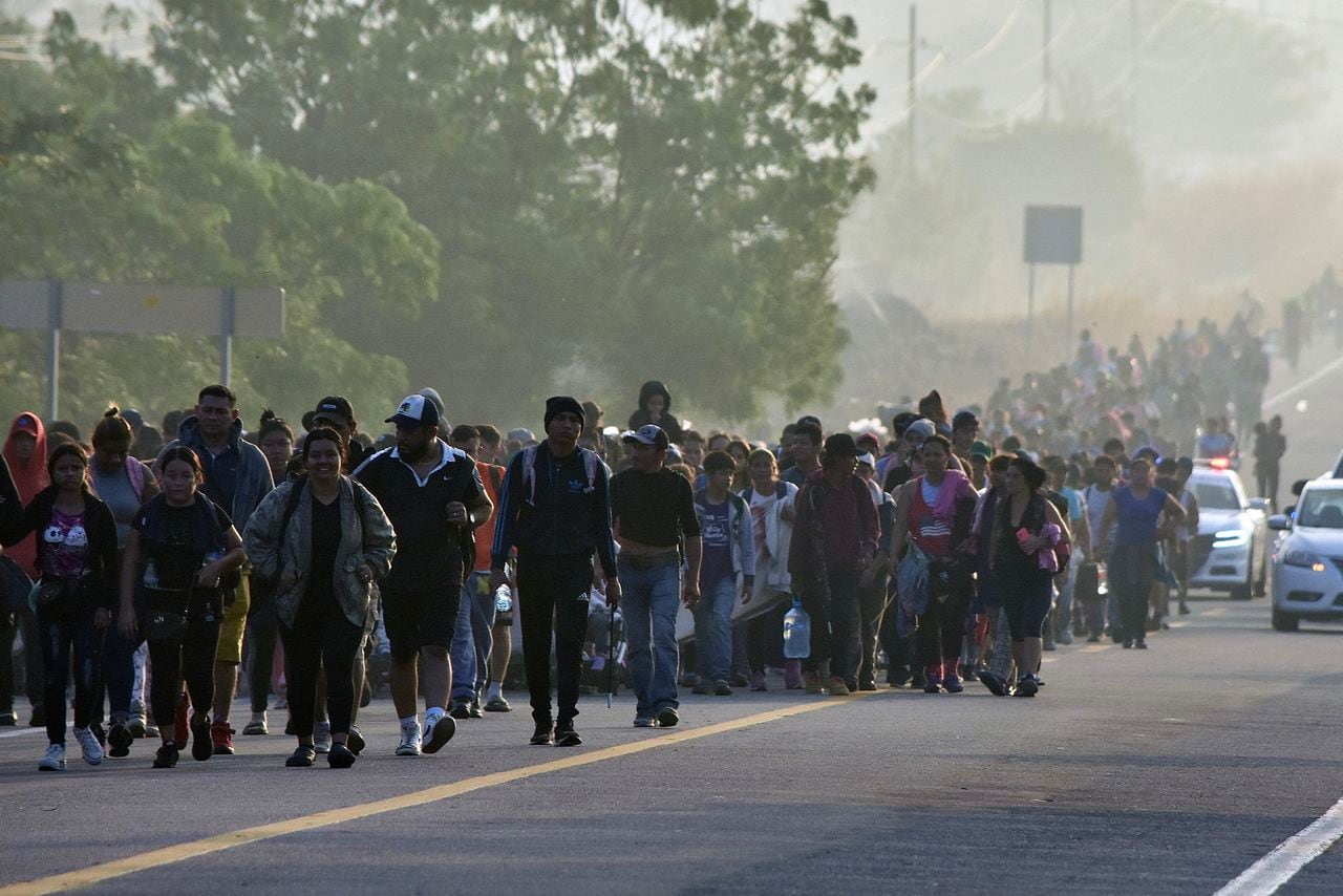 Las migraciones hacia Estados Unidos alcanzaron una cifra récord el año pasado. Según la patrulla fronteriza estadounidense, entre octubre de 2022 y septiembre de 2023, fueron registrados 2,4 millones de ingresos de migrantes por la frontera sur de Estados Unidos, un récord. (Photo by STRINGER / AFP)