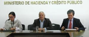Ministro de Hacienda, Ricardo Bonilla y José Roberto Acosta, director de crédito público.