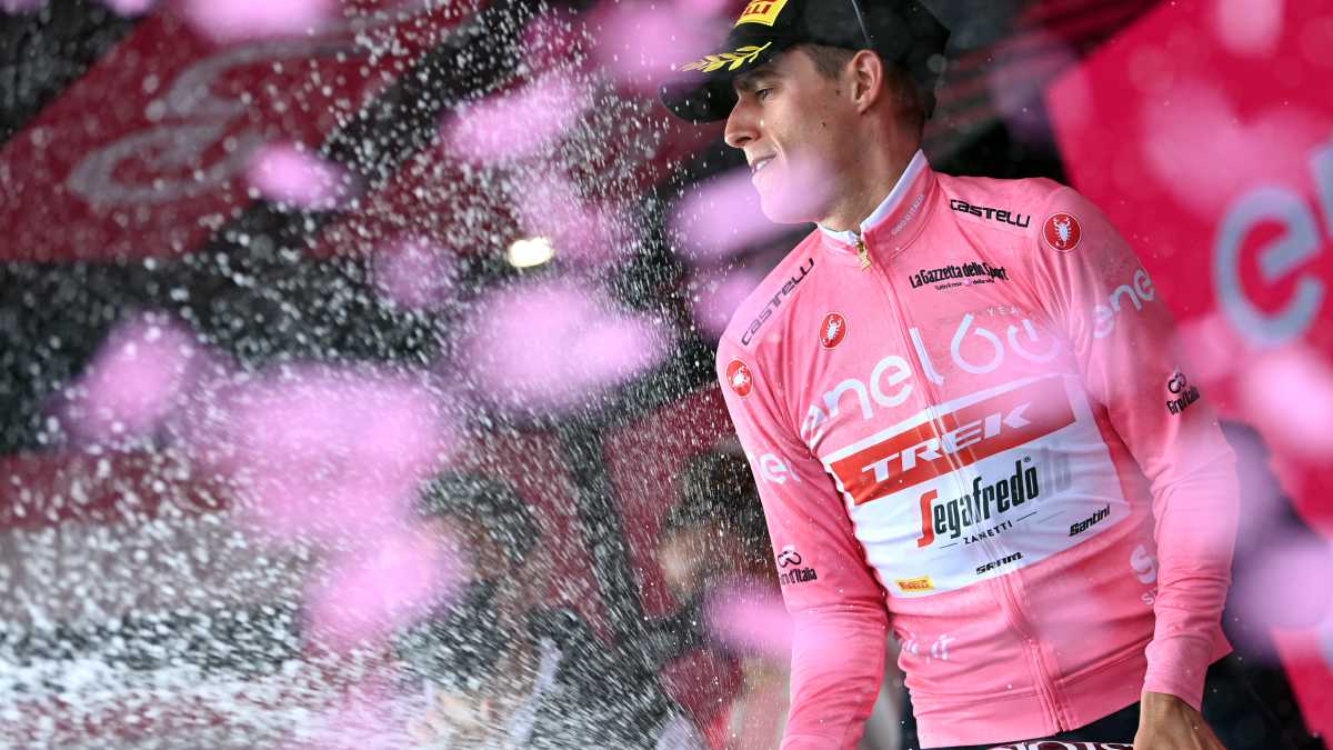 Juan Pedro Lopez of Spain celebrates his pink Jersey after the 187-kilometer 9th stage of the Giro D'Italia cycling race from Isernia to Mt. Blockhaus, in central Italy, Sunday, May 15, 2022. (AP/Gian Mattia D'Alberto/LaPresse)