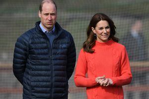 GALWAY, IRLANDA - 5 DE MARZO: Catherine, duquesa de Cambridge y el príncipe William, duque de Cambridge, ven fútbol gaélico y hurling como parte de su visita al Salthill Knocknacarra GAA Club en Galway el 5 de marzo de 2020 en Galway, Irlanda. (Foto de Facundo Arrizabalaga - Pool / Getty Images)