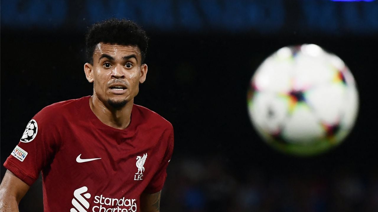 Liverpool's Colombian forward Luis Diaz eyes the ball during the UEFA Champions League Group A first leg football match between SSC Napoli and Liverpool FC at the Diego Armando Maradona Stadium in Naples on September 7, 2022.
AFP/Filippo MONTEFORTE