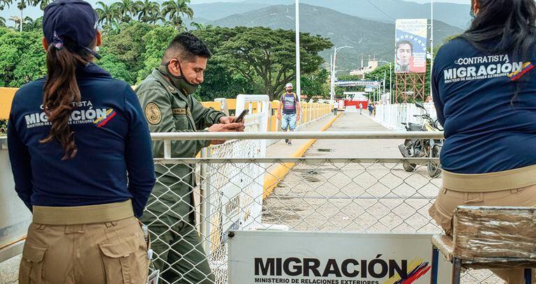 Más de 400.000 migrantes venezolanos ya han realizado su registro biométrico con las autoridades colombianas, según Migración.