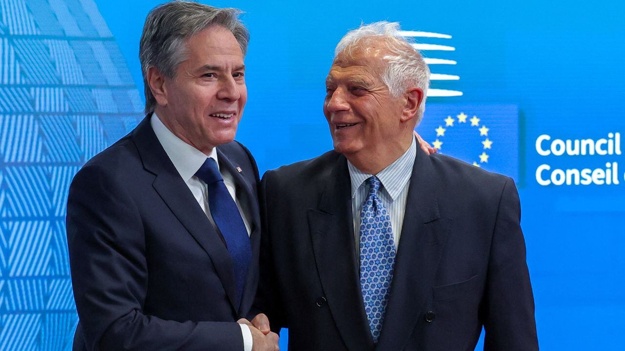 El Secretario de Estado de EE. UU., Antony J. Blinken (L), es recibido por el Alto Representante de la Unión Europea para Asuntos Exteriores y Política de Seguridad, Josep Borrell, antes de una reunión ministerial del Consejo de Energía UE-EE. UU. en Bruselas