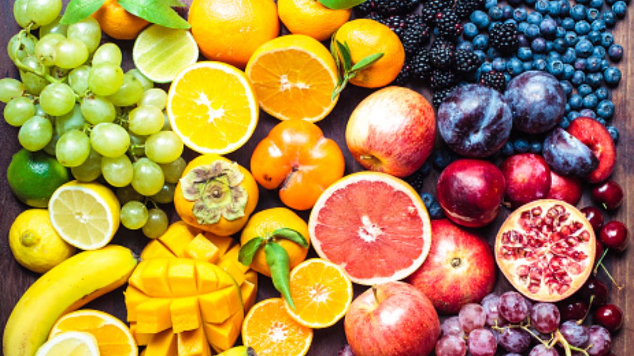 La OMS recomienda consumir cinco porciones de fruta diaria.