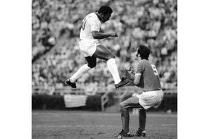 Pelé reacciona después de cabecear el balón durante un partido de fútbol entre el Cosmos y el Toronto Metro-Croatia en el Downing Stadium de Nueva York, el 19 de junio de 1975. 