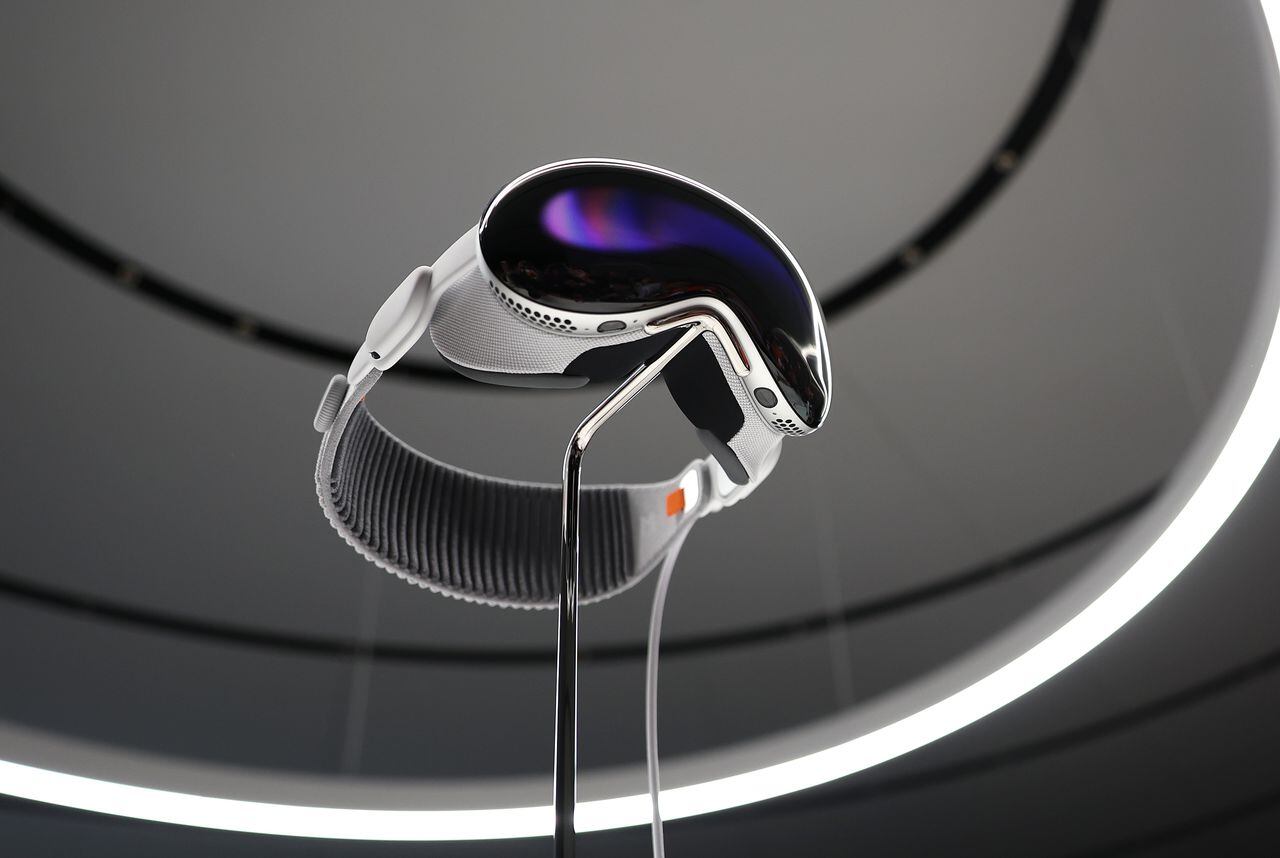Los nuevos auriculares Apple Vision Pro se exhiben durante la Conferencia mundial de desarrolladores de Apple