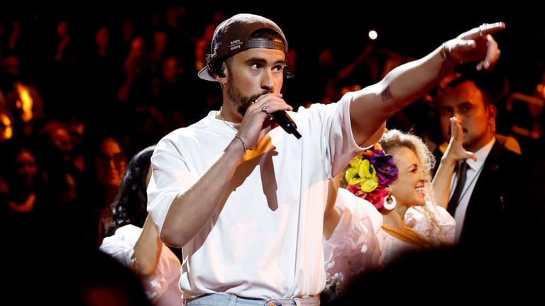 Bad Bunny actúa en el escenario durante la 65ª entrega de los Premios Grammy 2023 en Crypto.com Arena. Foto: Getty Images - Emma McIntyre.