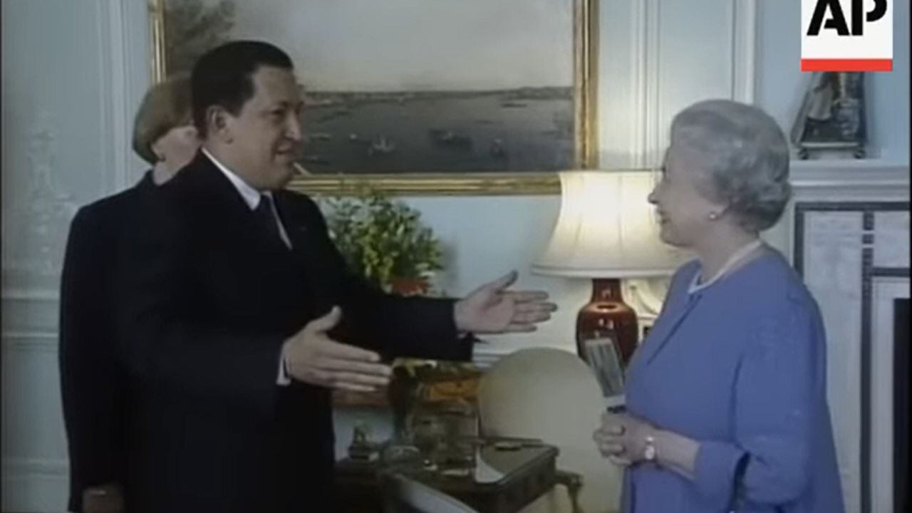 Hugo Chávez, reina Isabel II