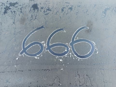 En la numerología, el 666 sugiere la importancia de mantener una conexión equilibrada entre la mente, el cuerpo y el espíritu.