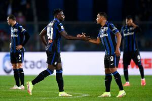 GEWISS STADIUM, BERGAMO, ITALY - 2021/10/03: Duvan Zapata (L) of Atalanta BC celebrates with Luis Muriel of Atalanta BC after scoring a goal from a penalty kick during the Serie A football match between Atalanta BC and AC Milan. AC Milan won 3-2 over Atalanta BC. (Photo by Nicolò Campo/LightRocket via Getty Images)