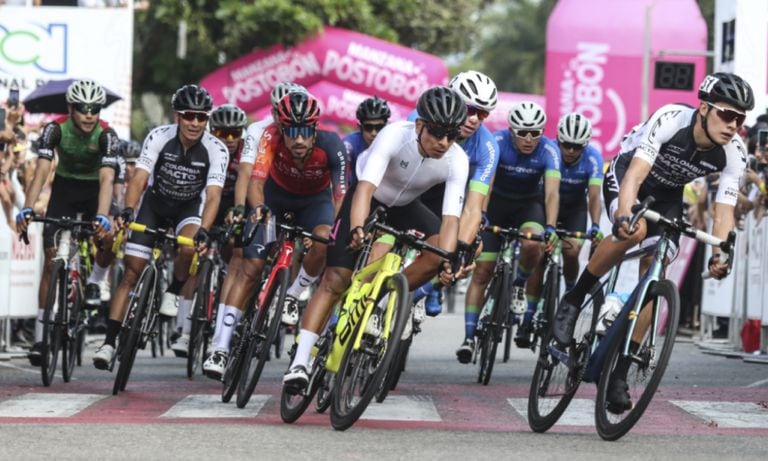Colombian cyclist Nairo Quintana (C, all white) competes during the Ruta de Colombia championship in Bucaramanga, Colombia on February 5, 2023.
AFP/JAIME MORENO VARGAS