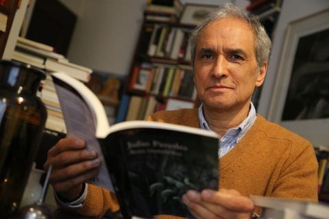 El escritor Julio Paredes, ganador del Premio de Novela 2020. Foto cortesía del Ministerio de Cultura