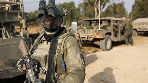 Un soldado israelí junto a vehículos militares cerca de la frontera de Israel con Gaza, en medio del conflicto en curso en Gaza entre Israel y el grupo islamista palestino Hamás, en el sur de Israel, el 1 de mayo de 2024.