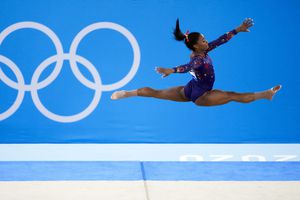 Simone Biles, de Estados Unidos, realiza su rutina de ejercicios en el piso durante las calificaciones de gimnasia artística femenina en los Juegos Olímpicos de Verano de 2020, el domingo 25 de julio de 2021 en Tokio. Foto: AP / Ashley Landis.