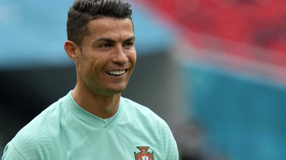 Video | “Se debe tomar agua”: Cristiano Ronaldo rechaza botellas con  Coca-Cola en rueda de prensa