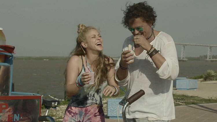Carlos Vives y Shakira en el video de la canción 'La Bicicleta'