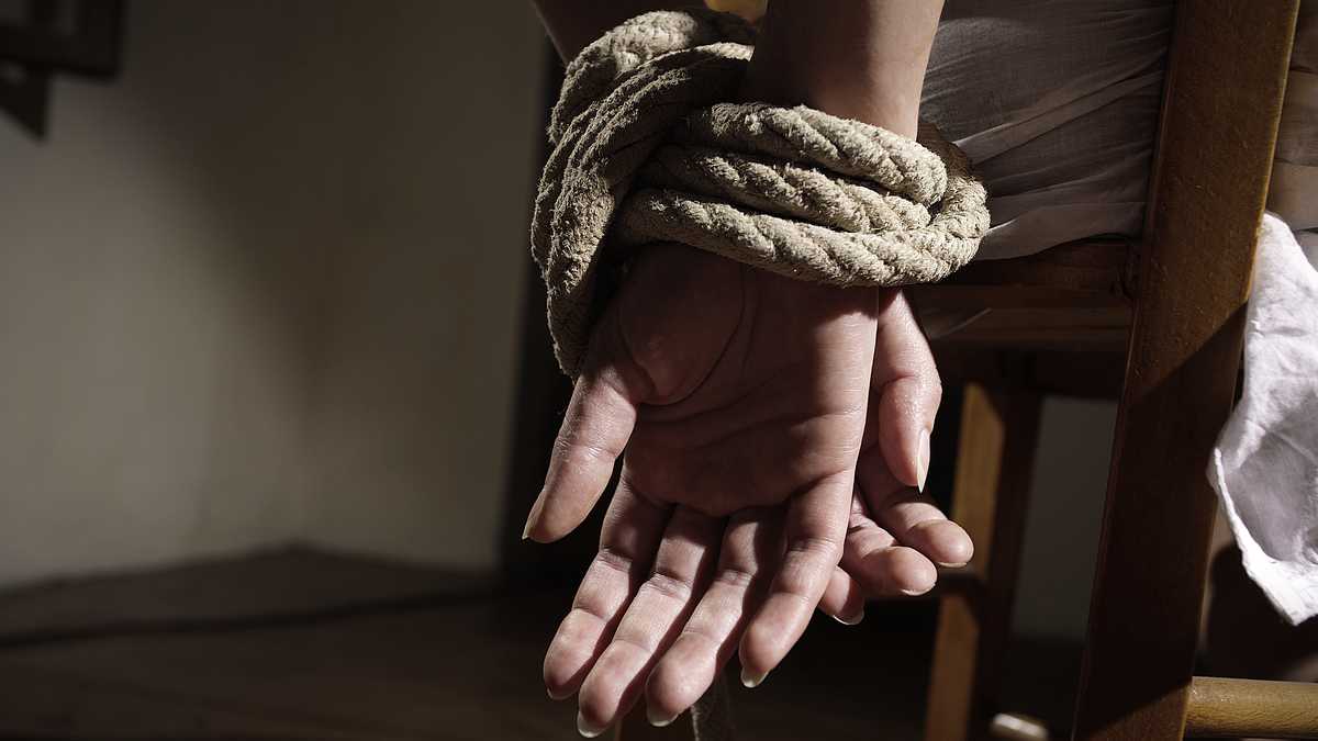 Mujer prisionera, secuestro, manos atadas, manos amarradas.