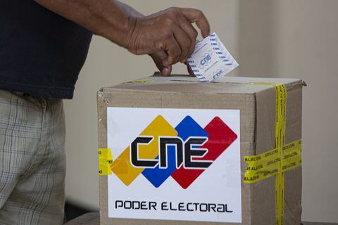 Un hombre vota en el colegio electoral durante las elecciones regionales y locales en Caracas, Venezuela, el 21 de noviembre de 2021.